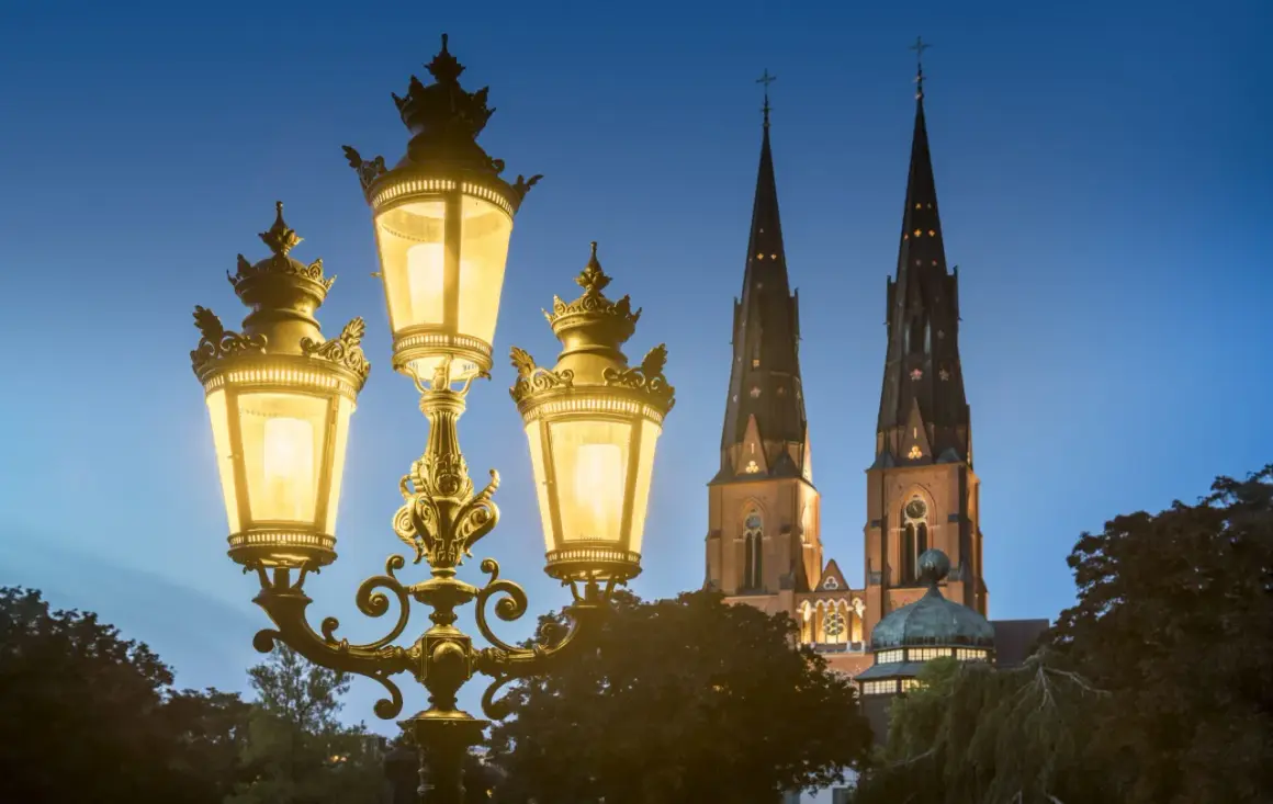 Uppsala domkyrka lyser upp kvällen. Perfekt för en promenad efter ett besök på något museum i Uppsala gratis.