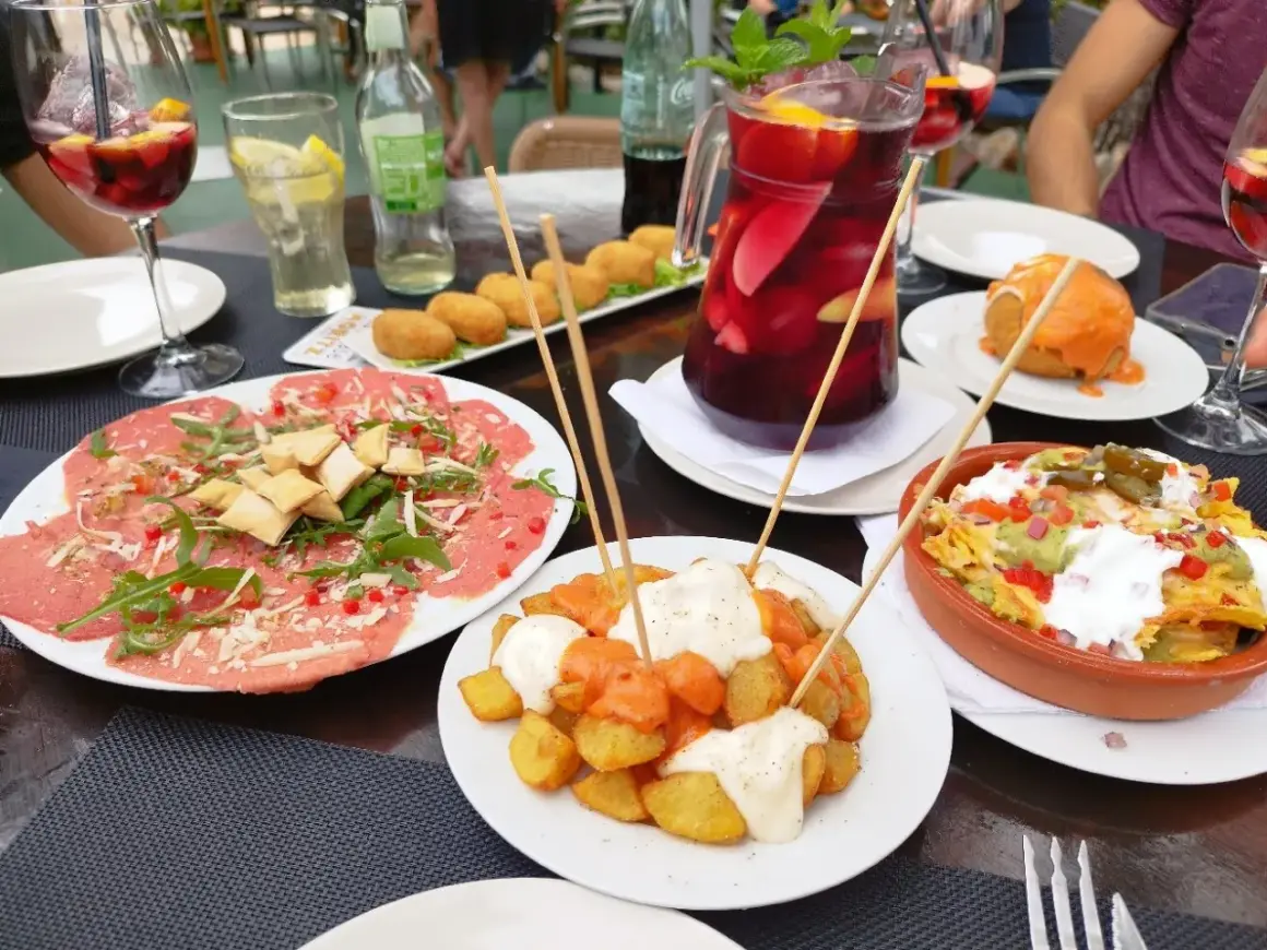 En härlig samling tapas, perfekt för en kväll i Palma. Här finns patatas bravas, carpaccio och nachos, allt ackompanjerat av sangria.