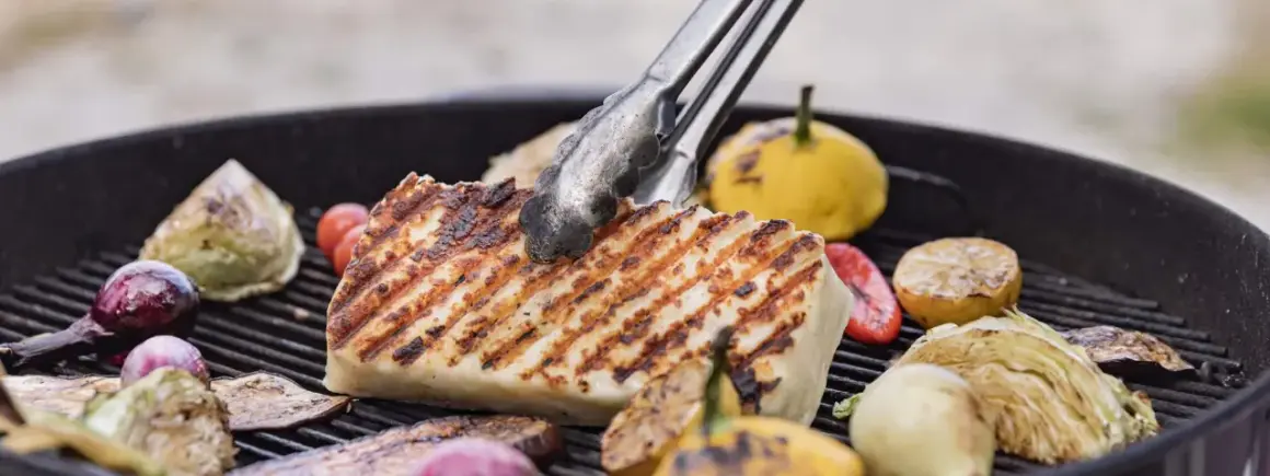 Grillad ost från Cypern med grönsaker som aubergine, lök och kål. En härlig sommarmåltid.