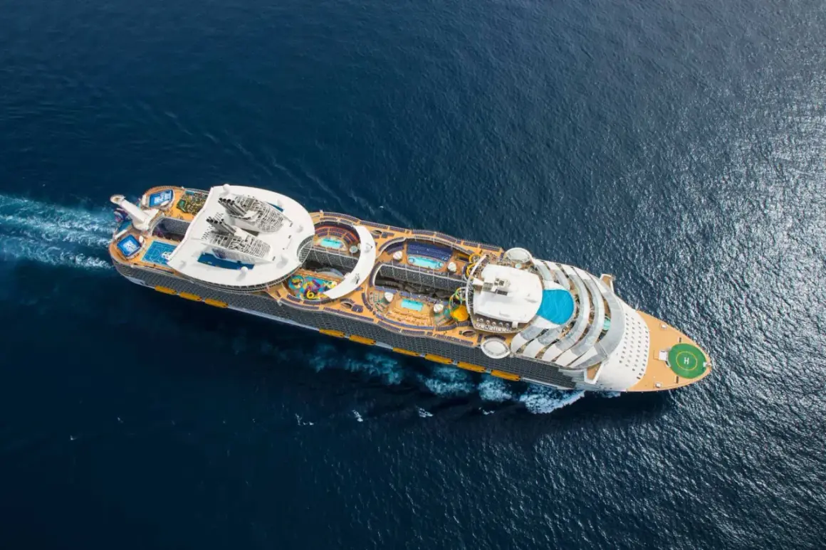 Symphony of the Seas fakta: Ett gigantiskt kryssningsfartyg med pooler, vattenrutschkanor och lekplatser på öppet hav.
