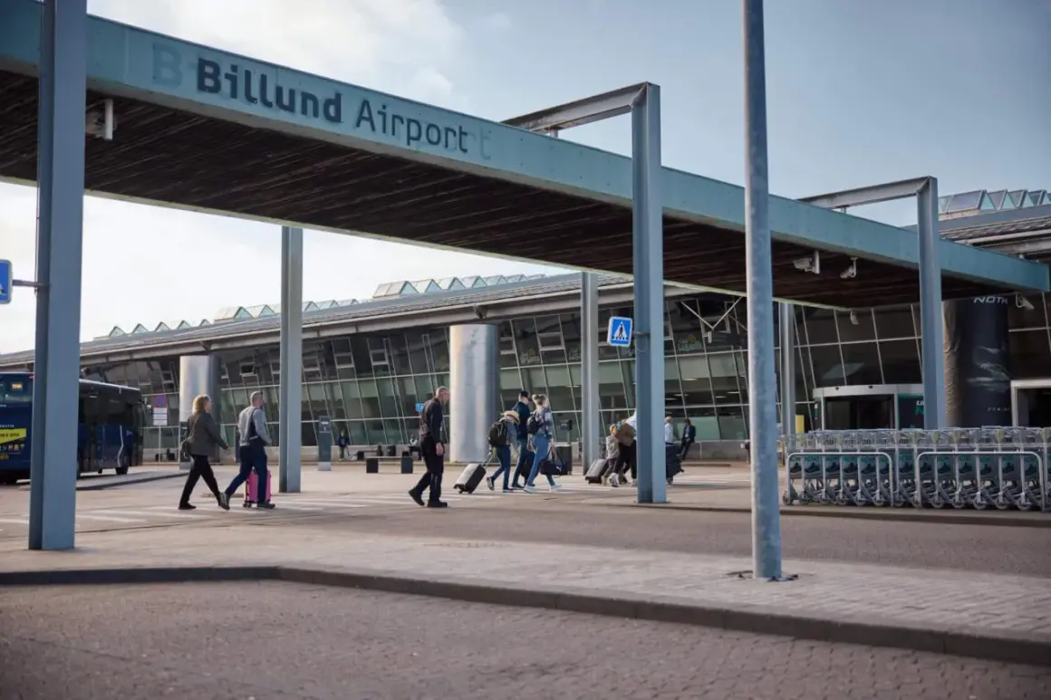 Människor med resväskor korsar vägen vid Billund Airport, redo att flyga till Legoland.