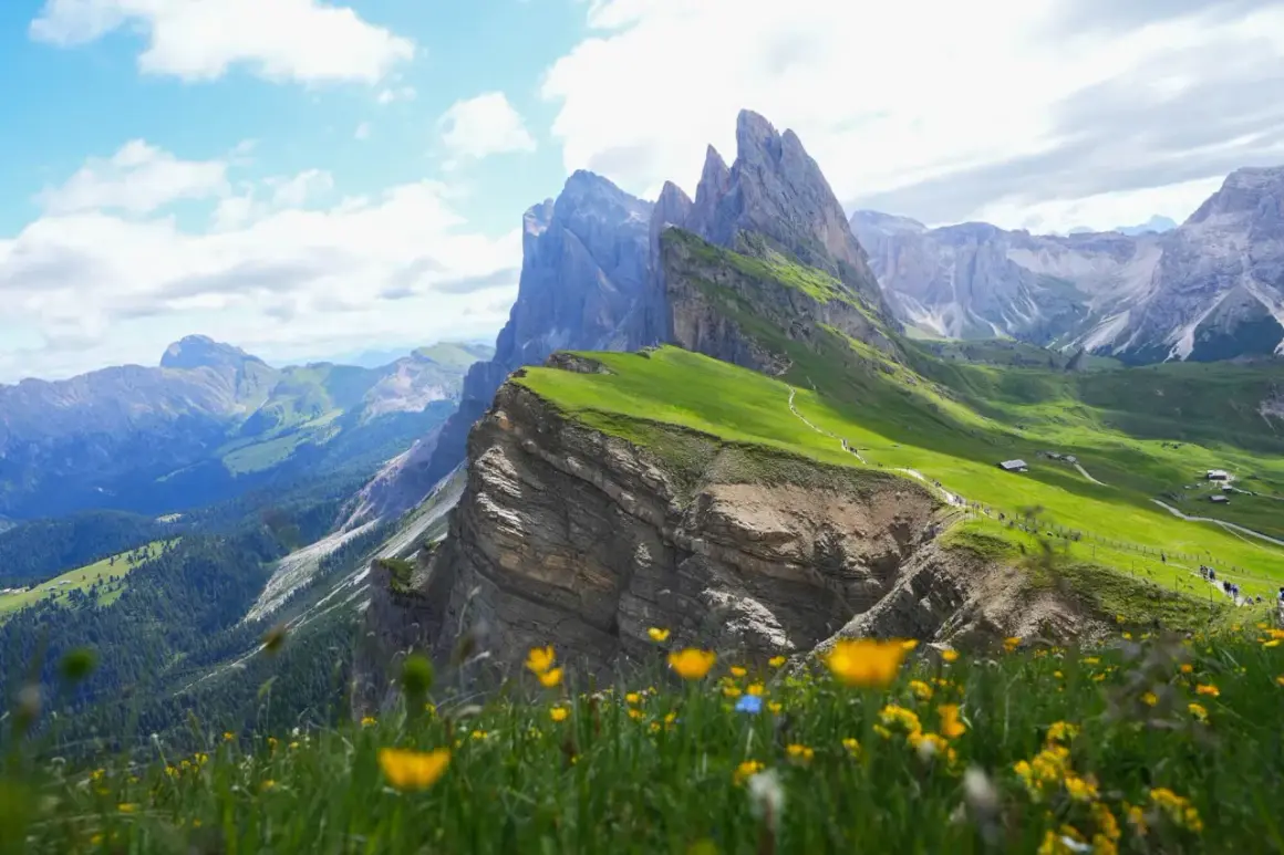 En fantastisk val gardena vandring med dramatiska bergstoppar, gröna sluttningar och vilda blommor.