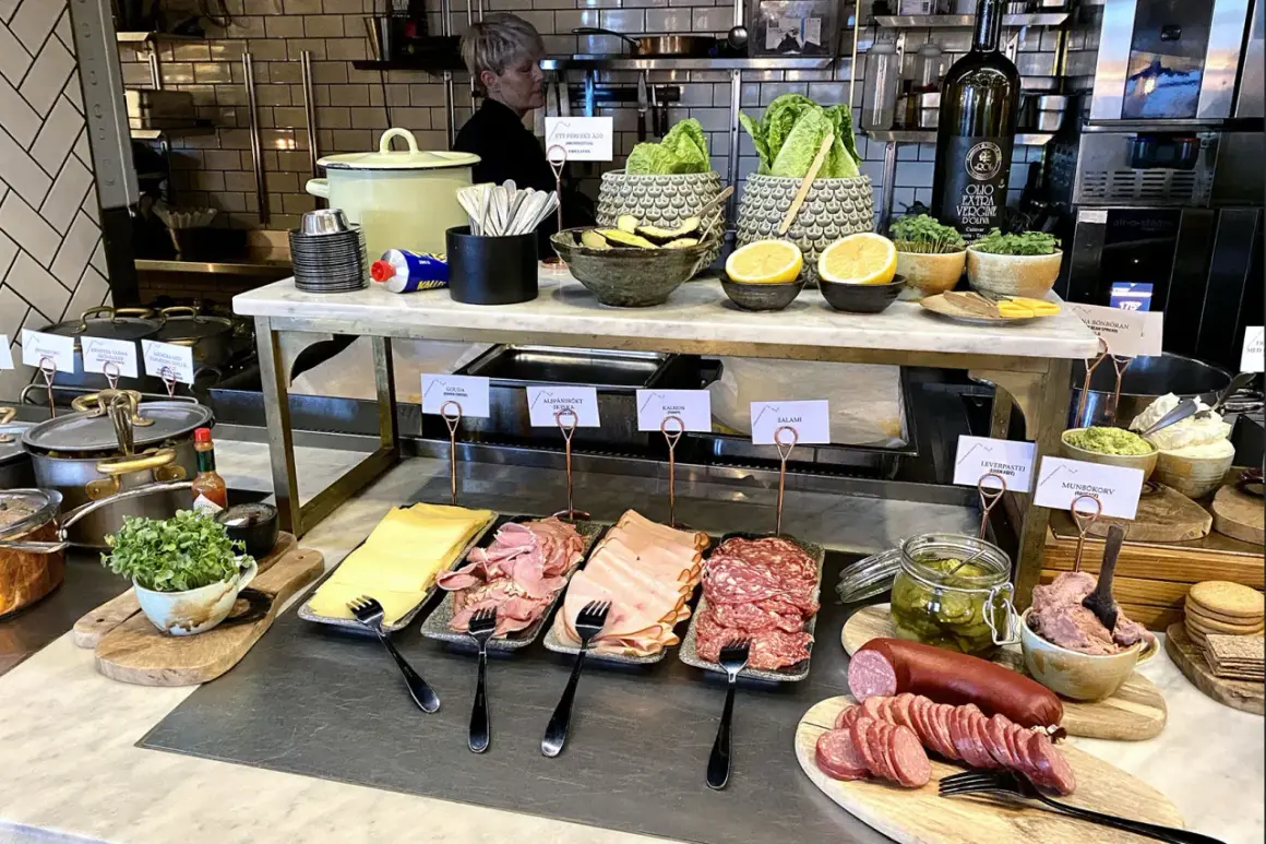 En härlig hotel frantz frukostbuffé med charkuterier, ost, grönsaker och pålägg.