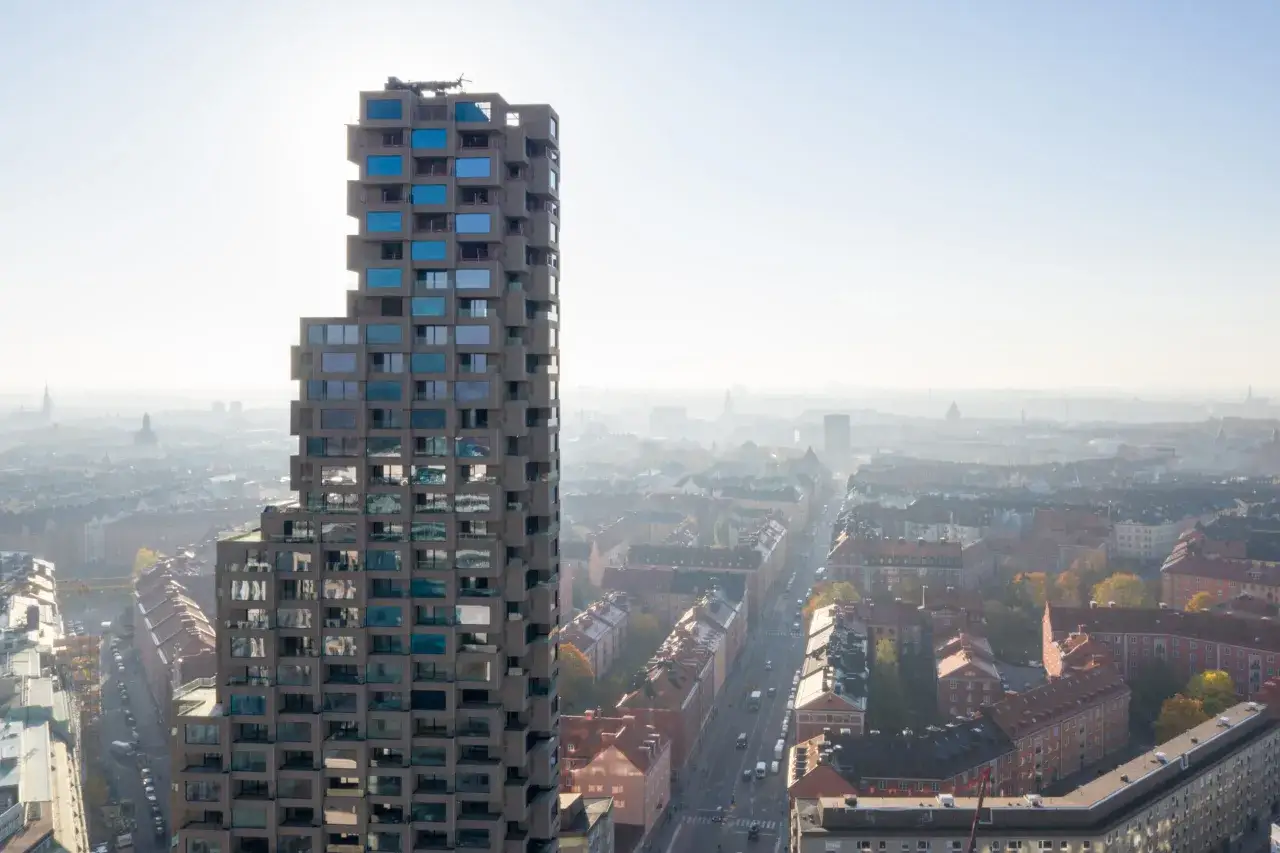 Norra Tornen utsikt över en stad i dimma. Den unika arkitekturen med utskjutande fönsterpartier fångar ljuset.