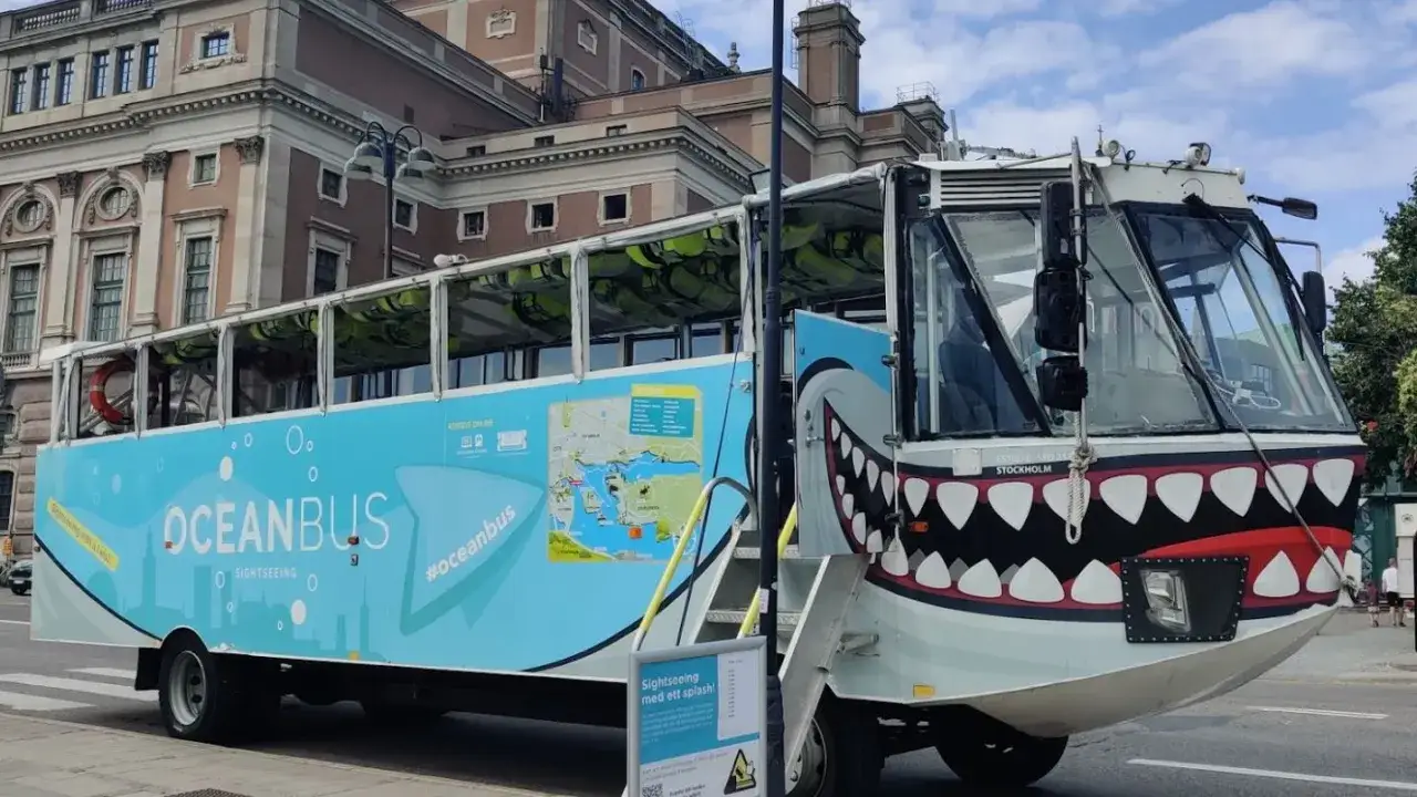 Oceanbus, en amfibiebuss med haj-målning, redo för sightseeing på vattnet i Stockholm.