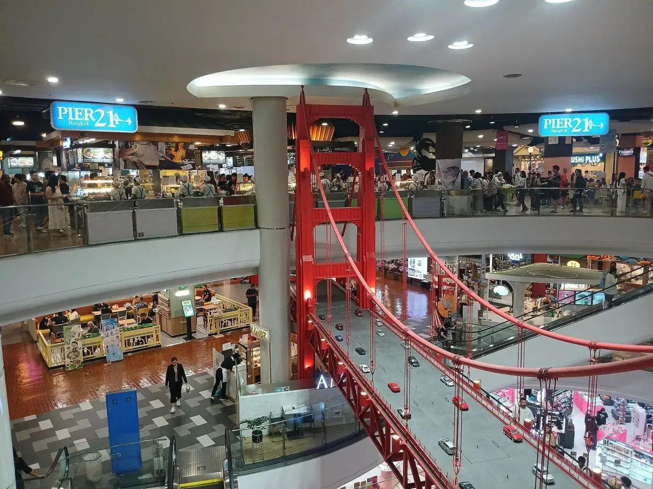 Enormt köpcentrum Terminal 21 Bangkok med en miniatyrbro som Golden Gate Bridge.