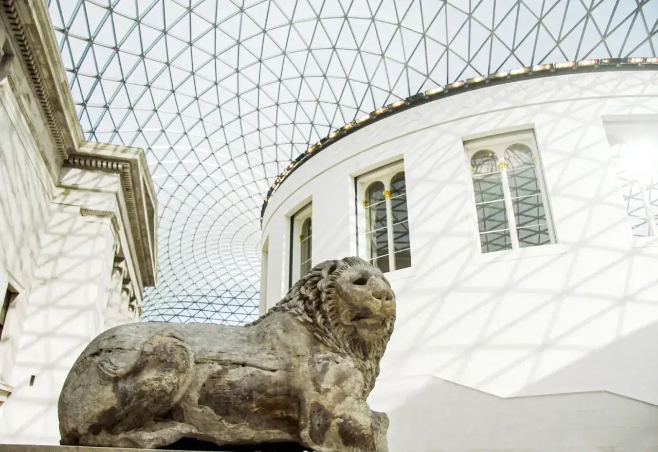 En stenlejon i British Museum, en av sevärdheterna man inte får missa i London.
