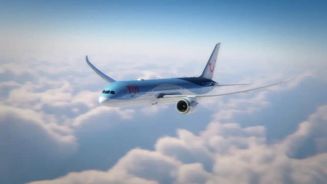 Ett TUI-flygplan flyger h&ouml;gt &ouml;ver molnen, redo f&ouml;r en resa till Thailand.