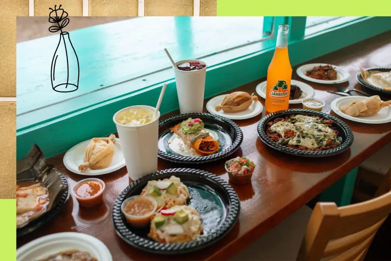 En pava restaurang serveras mexikansk mat som tamales, enchiladas och en Jarritos-läsk.