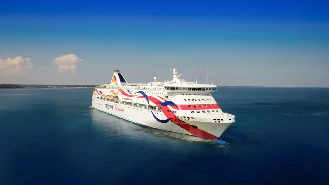 Stor f&auml;rja, en Tallink-b&aring;t, glider fram p&aring; det bl&aring; havet under en klarbl&aring; himmel.