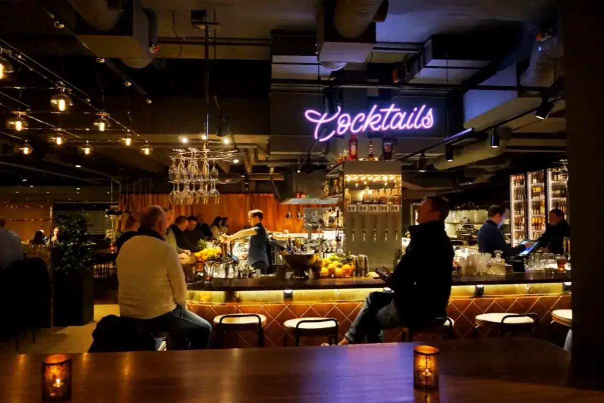 En livlig bar med neonskylten
