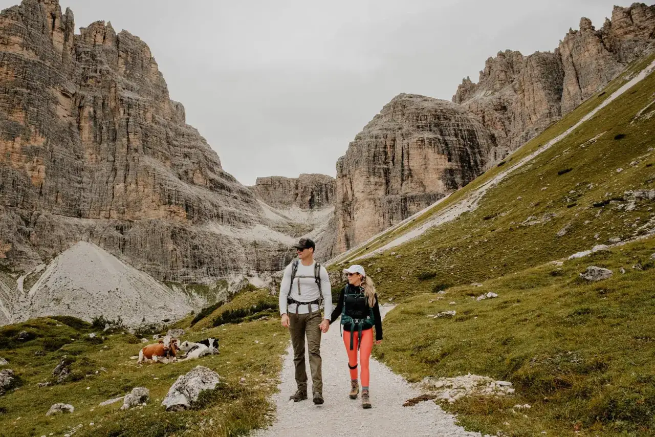 Ett par njuter av en val gardena vandring bland dramatiska berg och betande kor.