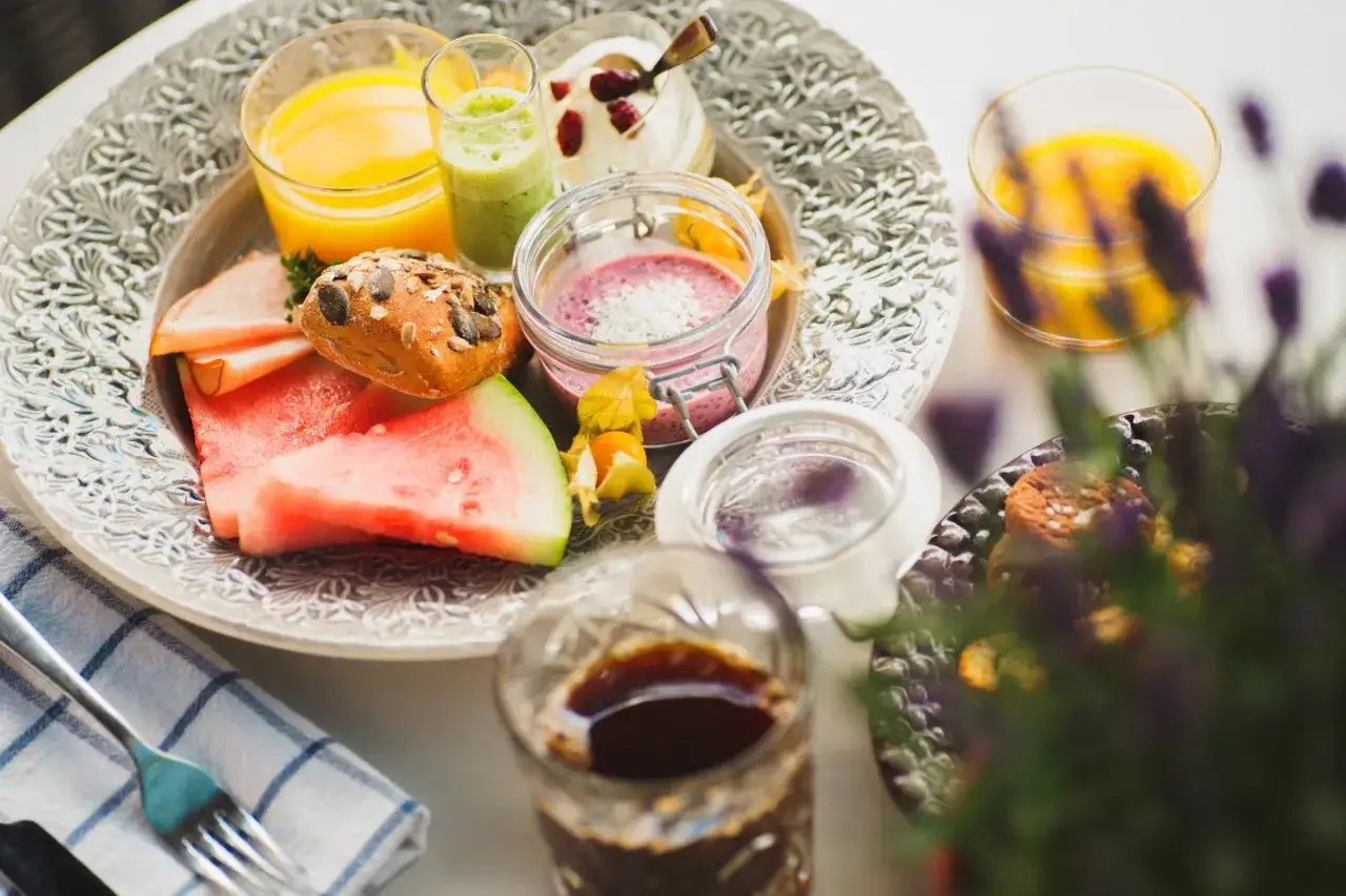 En härlig hotell frukost med juice, smoothie, yoghurt, frukt, bröd och kaffe.