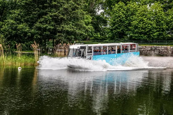 Oceanbus, en amfibiebuss, skapar ett stort plask när den kör i vattnet i Stockholm.