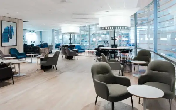 TUI Lounge på Arlanda erbjuder bekväma sittplatser och en lugn miljö för resenärer.