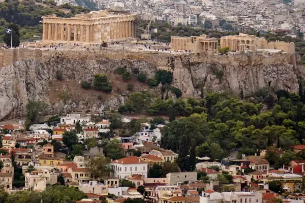 Akropolis reser sig över ett kluster av hus, en påminnelse om historien som finns i restauranger i Aten.